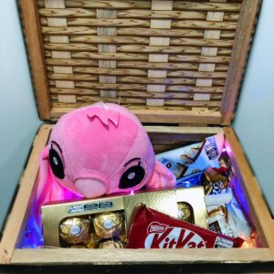 Baú Stitch com Chocolates & Luzes