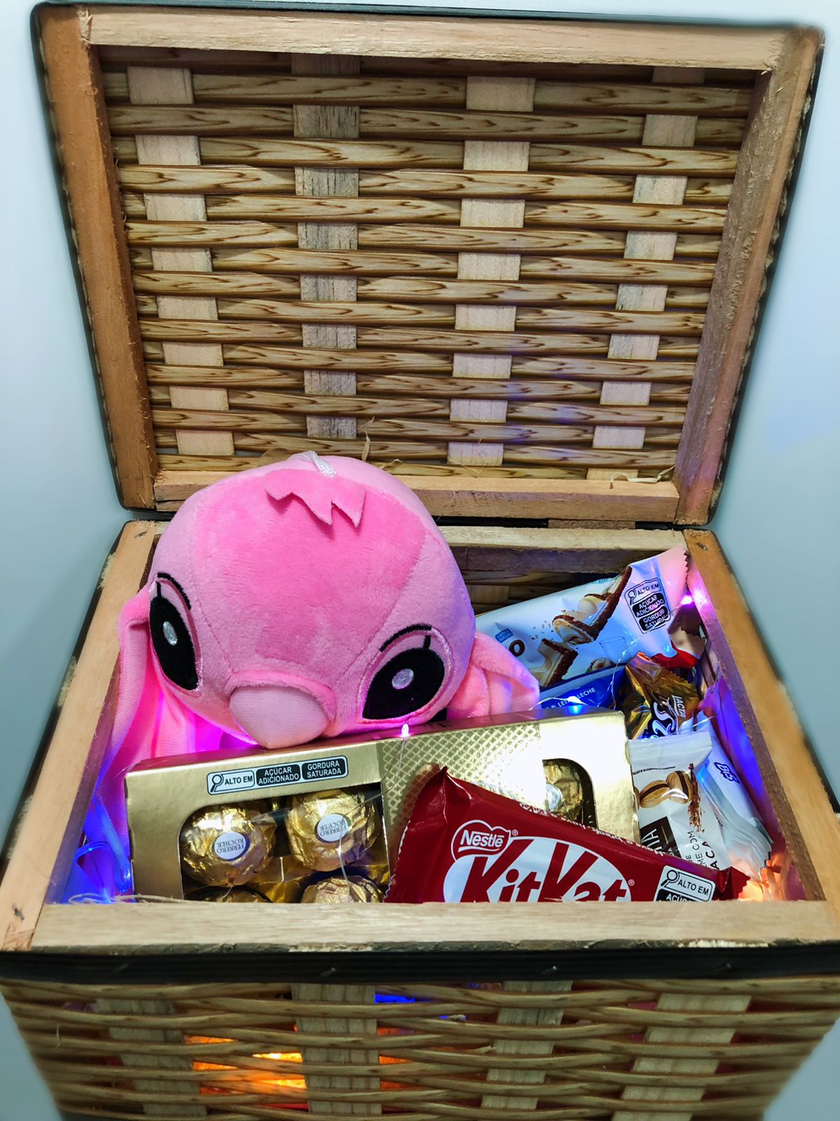 Baú Stitch com Chocolates & Luzes
