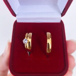 Aliança Dourada Com Solitário