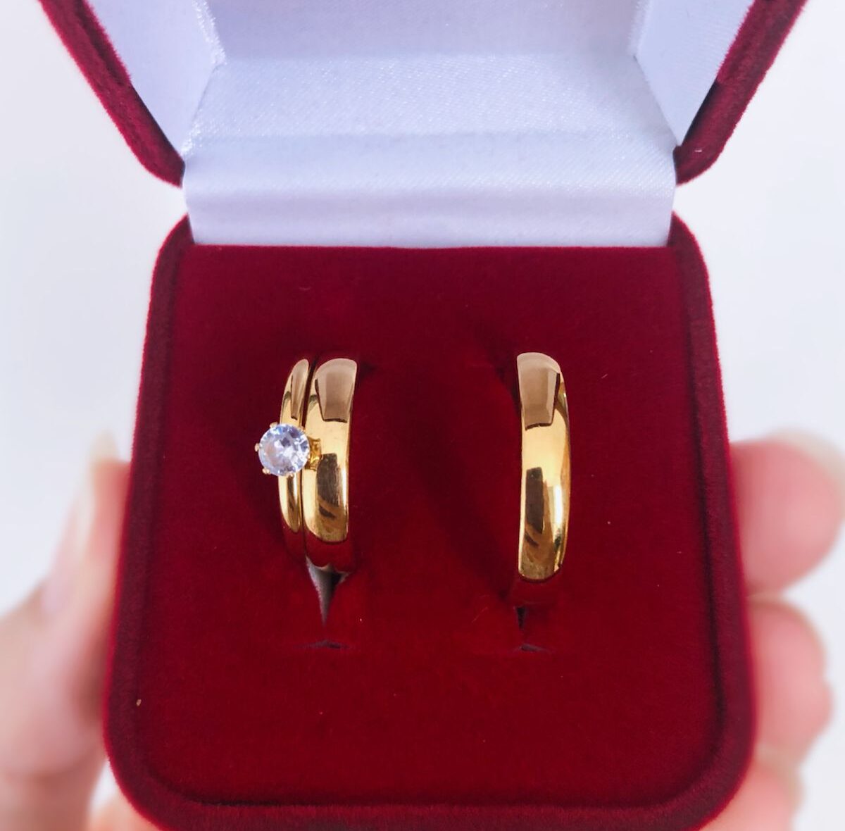 Aliança Dourada Com Solitário