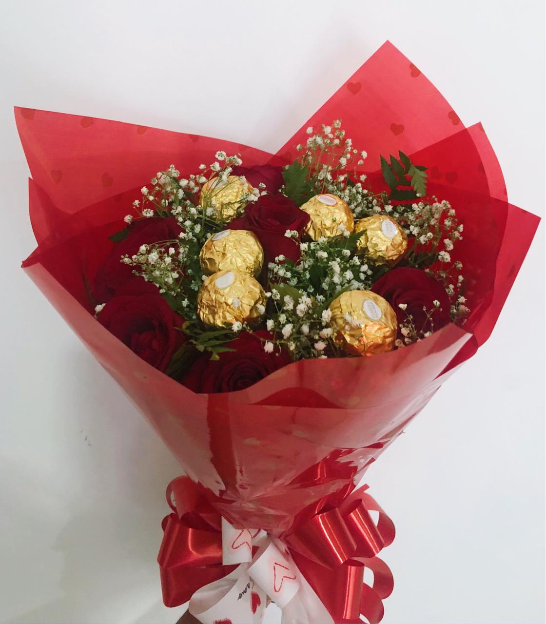 Buquê Encanto 6 Rosas + 6 Ferrero Rocher