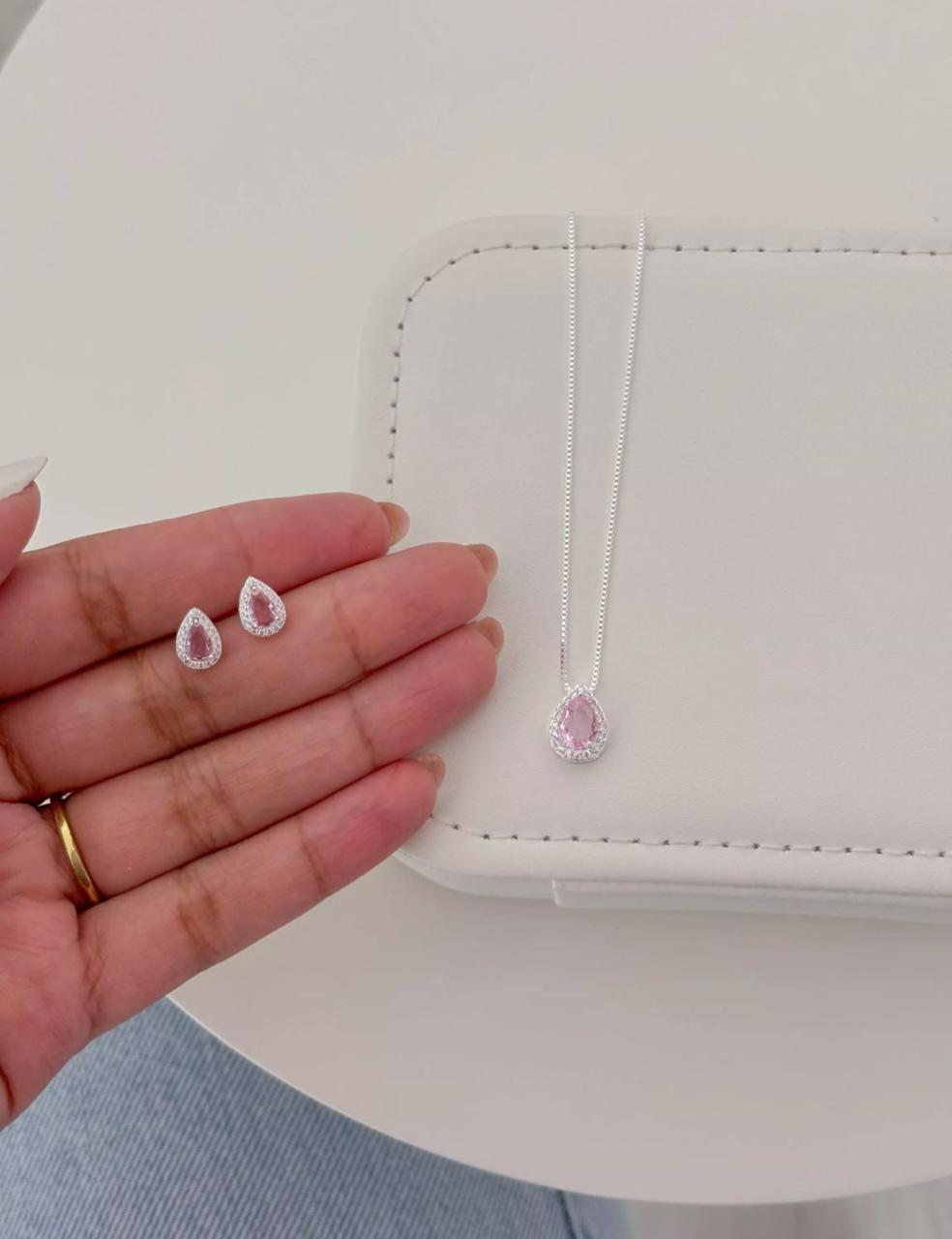 Conjunto gota cravejada rosa claro