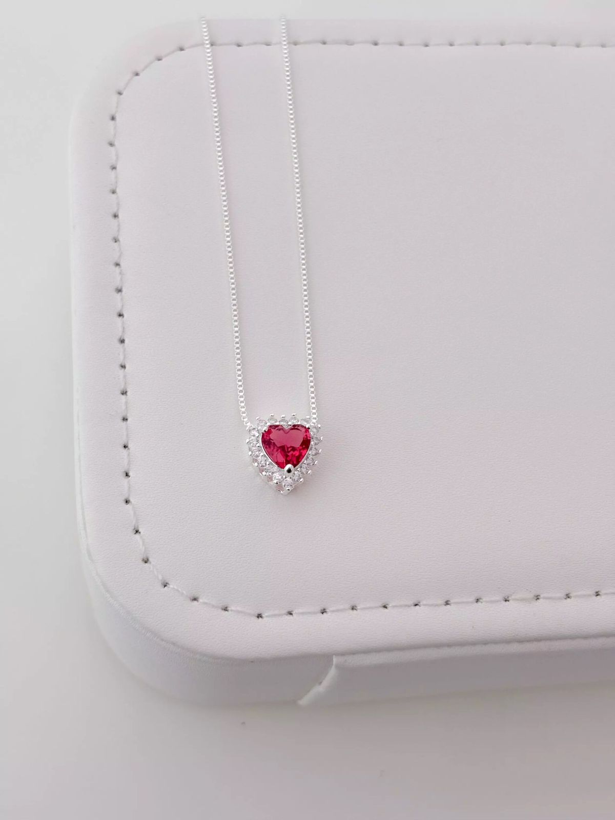 Colar Coração Rosa Cravejado – Banhado na Prata 💖